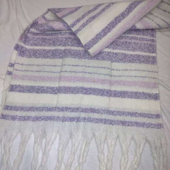 TRUE CRAFT WHITE LAVENDAR PURPLE SUPER SOFT SHAWL/SCARF WITH POCKETS NWT - Picture 2 of 10